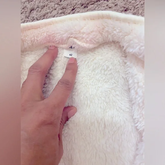 🚫SOLD🚫SOLD🚫NEWBORN FLEECE ONE PIECE Size 0 White with zipper front Warm - Picture 7 of 7